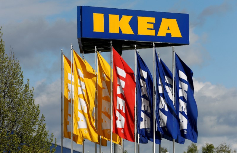 © Reuters. FILE PHOTO: Flags and the company's logo are seen outside of an IKEA Group store in Spreitenbach, Switzerland