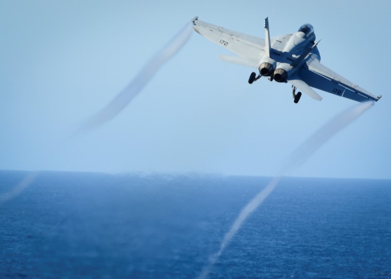 © Reuters. FILE PHOTO: An F/A-18E Super Hornet takes off from the flight deck of an aircraft carrier