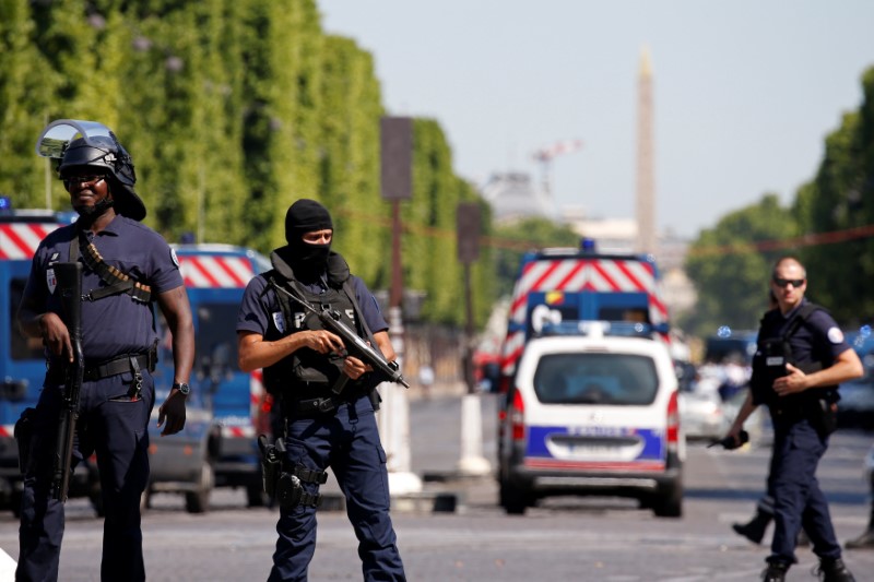 © Reuters. Polícia francesa na área da avenida Champs-Élysées após incidente em Paris