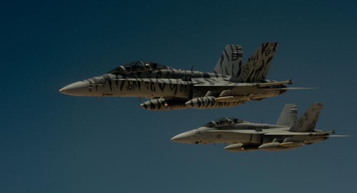 © Reuters. FILE PHOTO: Two U.S. Marine Corps F-18 Super Hornets depart after receiving fuel