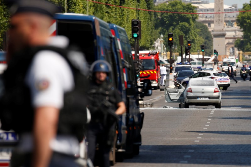© Reuters. الداخلية الفرنسية: واقعة الشانزليزيه عمل متعمد على ما يبدو