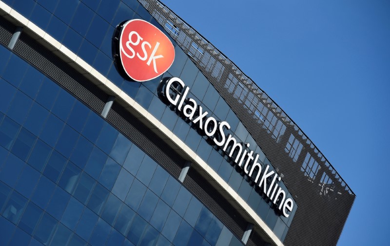 © Reuters. FILE PHOTO: Signage for GlaxoSmithKline is seen on its offices in London