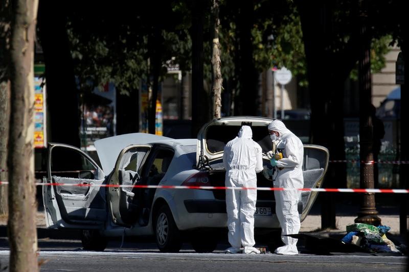 © Reuters. Parigi, auto contro veicolo polizia in Champs Elysees, autista probabilmente morto