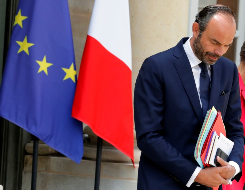 © Reuters. French Prime Minister Edouard Philippe leaves at the end of the weekly cabinet meeting at the Elysee Palace in Paris