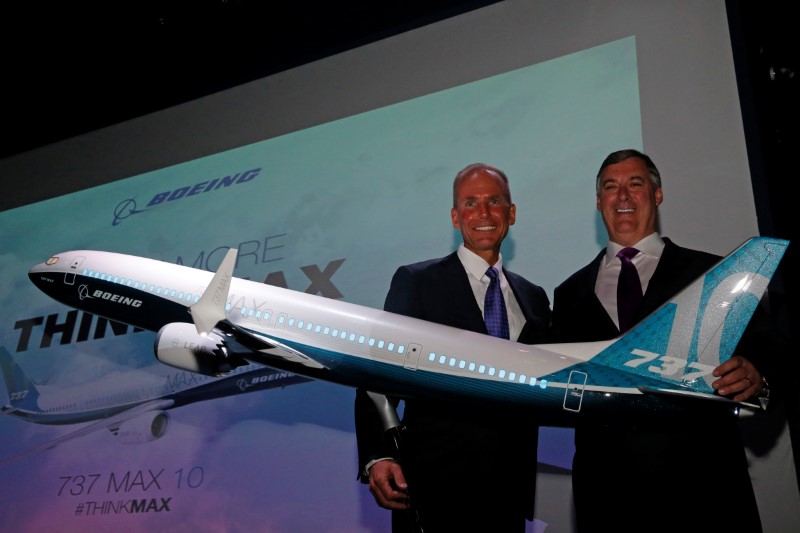 © Reuters. Presidente-executivo Dennis Muilenberg e presidente dos aviões comerciais da Boeing Kevin McAllister no lançamento do 737 MAX 10