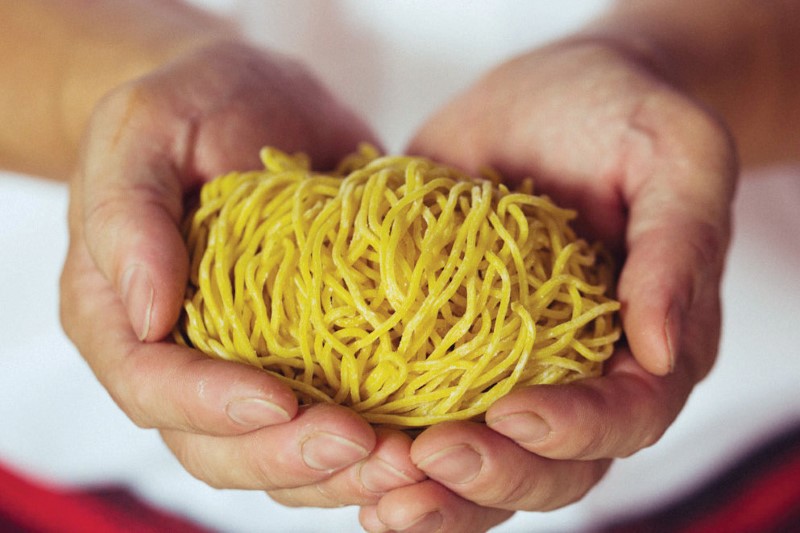 © Reuters. Noodles are held in an undated photo illustration provided by New York-based Blue Apron