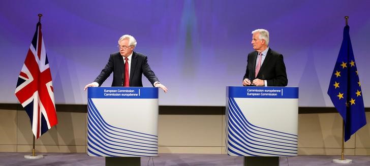 © Reuters. O negociador chefe da União Europeia para o Brexit, Michael Barnier, e o secretário de Estado do Reino Unido para o assunto, David Davis falam depois do primeiro dia de negociações em Bruxelas