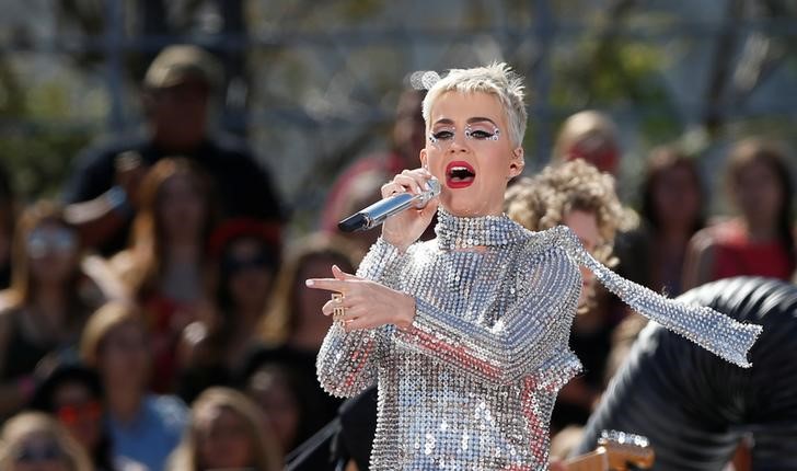 © Reuters. Cantora Katy Perry canta em Los Angeles