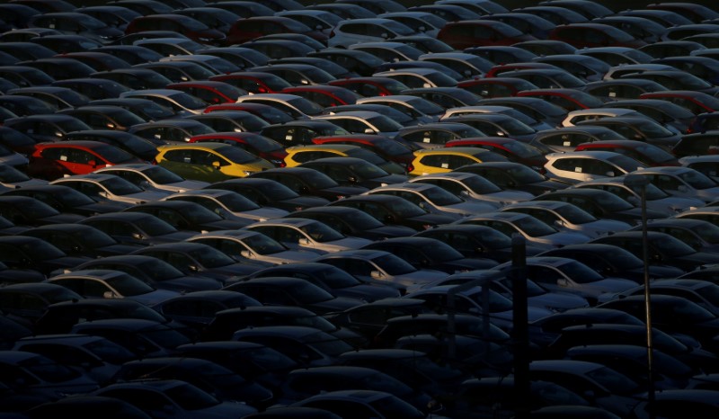 © Reuters. FILE PHOTO: Newly manufactured cars of the automobile maker Honda await export at port in Yokohama