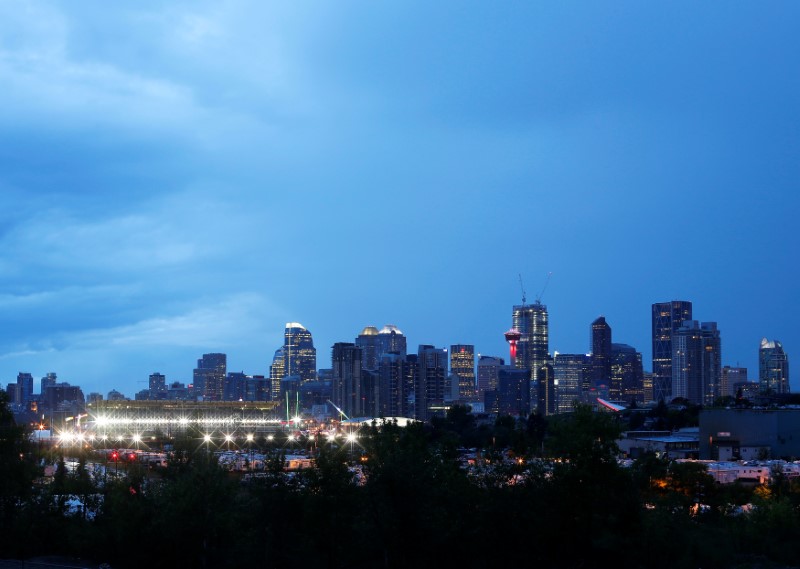 © Reuters. Calgary, the home of oil and gas in Canada and host to the Calgary Stampede rodeo, is pictured at dusk