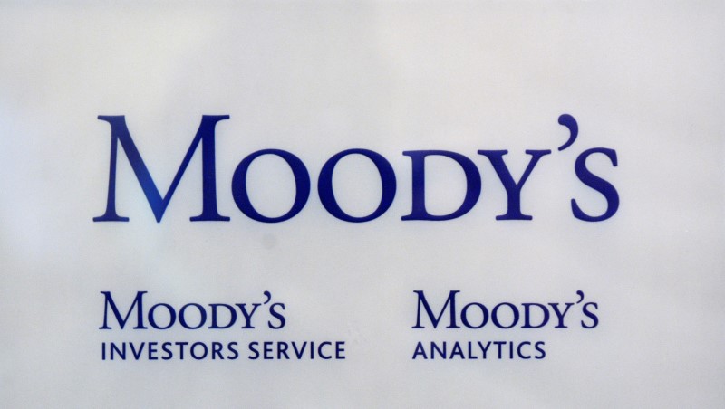 © Reuters. FILE PHOTO: The logo of credit rating agency Moody's Investor Services is seen outside the office in Paris