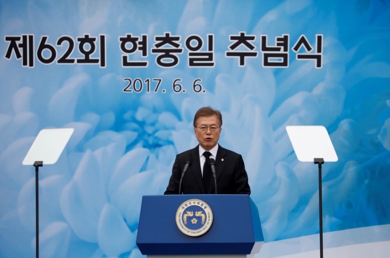 © Reuters. FILE PHOTO: South Korean President Moon Jae-in delivers a speech during a ceremony marking Korean Memorial Day at the National Cemetery in Seoul