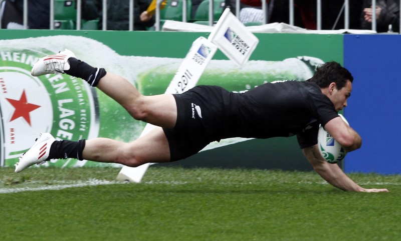 © Reuters. New Zealand All Blacks' Zac Guildford scores a try during their Rugby World Cup Pool A match against Canada at Wellington Regional Stadium