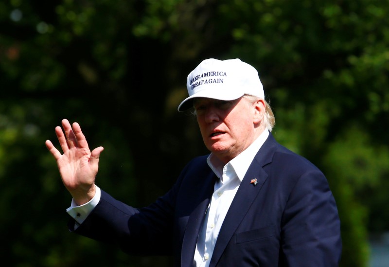 © Reuters. U.S. President Donald Trump walks to the White House in Washington, U.S. following his arrival from Camp David