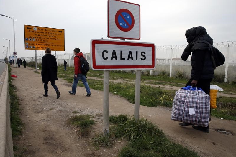 © Reuters. UN MORT DANS UN ACCIDENT PROVOQUÉ PAR DES MIGRANTS PRÈS DE CALAIS