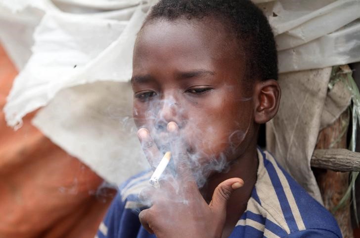 © Reuters. أكثر من 10% من المراهقين على مستوى العالم مدخنون