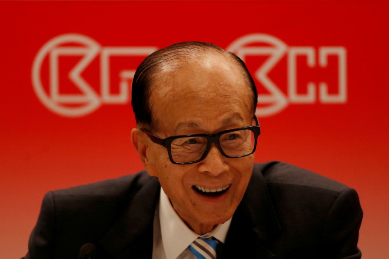© Reuters. FILE PHOTO: Hong Kong tycoon Li Ka-shing attends a news conference announcing CK Hutchison Holdings company results in Hong Kong
