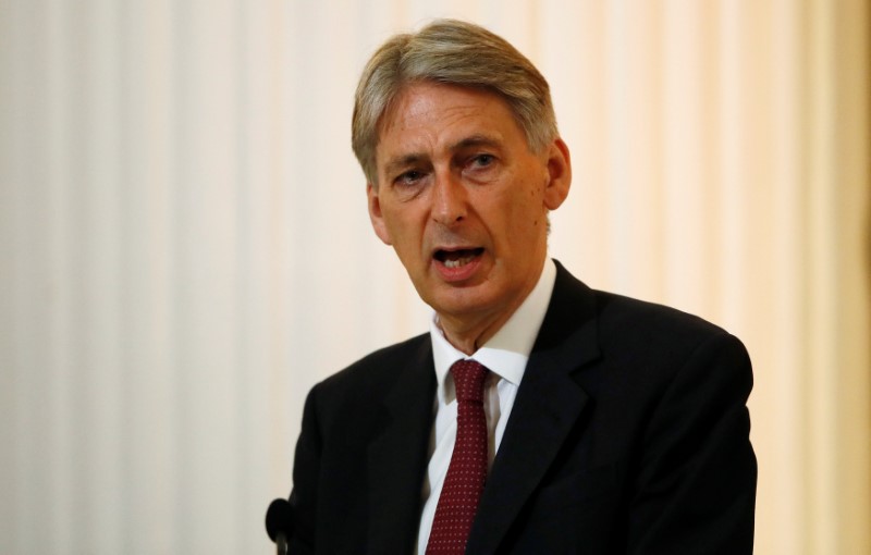 © Reuters. Britain's Chancellor of the Exchequer, Philip Hammond, delivers a speech to the Bankers and Merchants at The Mansion House in London