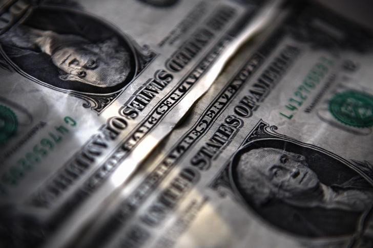 © Reuters. U.S. dollar bills are displayed in Toronto in this posed photo