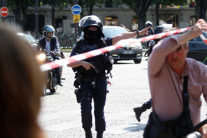 © Reuters. الشرطة الفرنسية تعثر على مخبأ أسلحة في منزل مهاجم الشانزليزيه