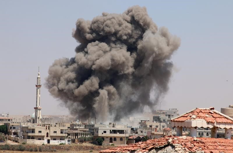 © Reuters. ضربات جوية على مدينة درعا في جنوب غرب سوريا