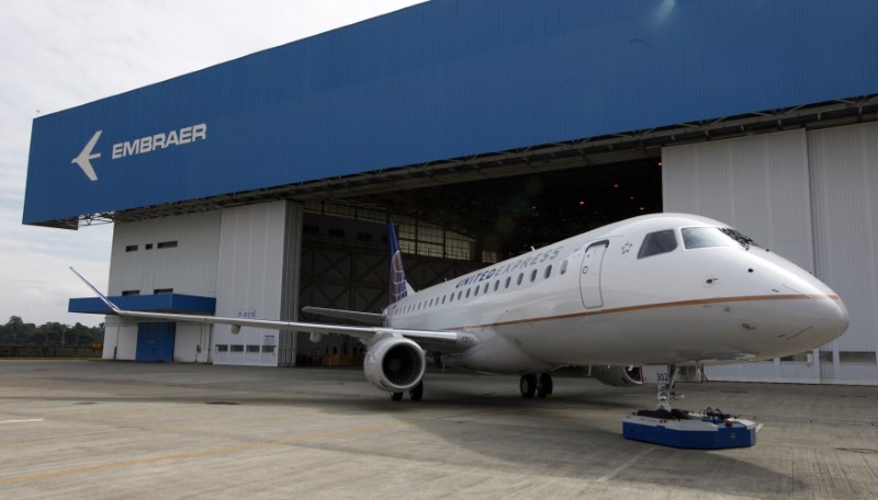 © Reuters. Brazilian aircraft manufacturer Embraer unveils its new regional jet E-175, in Sao Jose dos Campos