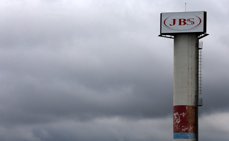 © Reuters. Logotipo do frigorífico brasileiro JBS SA, na unidade da cidade de Jundiaí