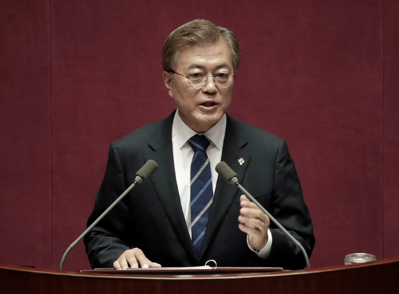 © Reuters. رئيس كوريا الجنوبية يتمنى إقناع الشمال بالجلوس إلى طاولة التفاوض هذا العام