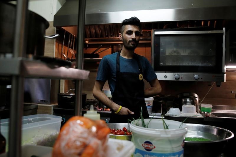 © Reuters. طاه سوري شاب يمنح أثينا فرصة لتجربة المذاق السوري