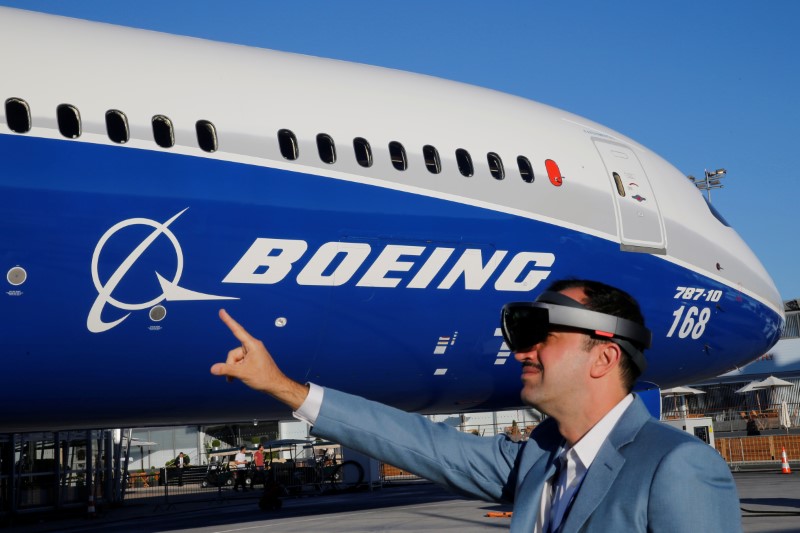 © Reuters. Maziar Farzam, President of Inhance Digital, demonstrates virtual reality glasses which provide digital information about the Boeing 787-10 aircraft, during the opening of the 52nd Paris Air Show at Le Bourget Airport, near Paris