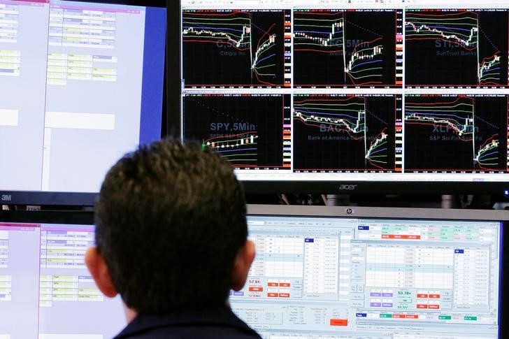 © Reuters. A trader looks at screens while working on the floor of the New York Stock Exchange (NYSE) in New York