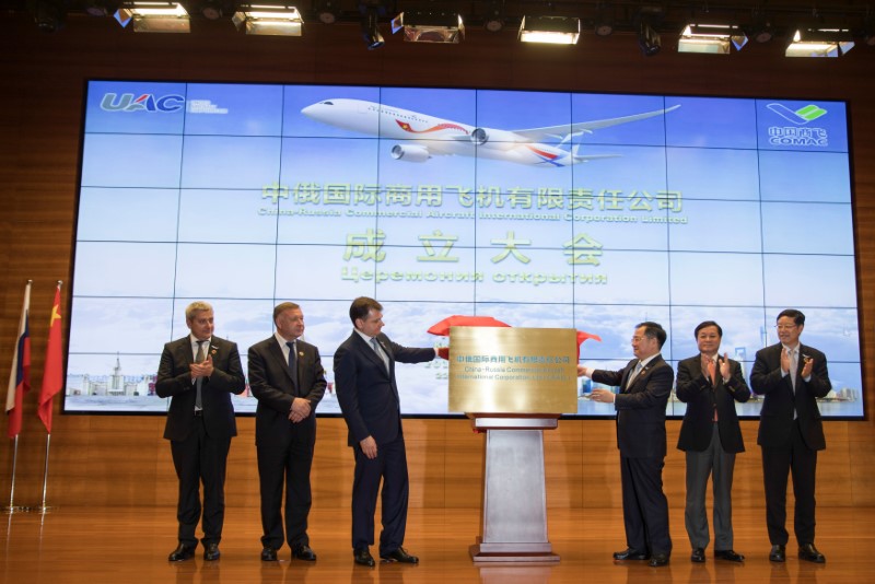 © Reuters. COMAC Chairman Jin Zhuanglong and UAC President Yury Slyusar unveil a plaque at the launching ceremony of China-Russia Commercial Aircraft International Corporation Limited (CRAIC) in Shanghai