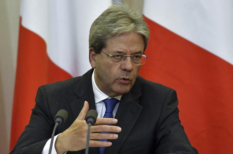 © Reuters. Italian PM Gentiloni speaks during joint press conference with Russian President Putin following their meeting at Bocharov Ruchei state residence in Sochi