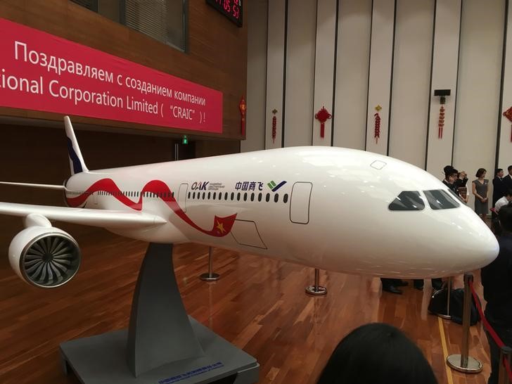 © Reuters. A model of a jet is pictured at the launching ceremony of China-Russia Commercial Aircraft International Corporation Limited (CRAIC) in Shanghai