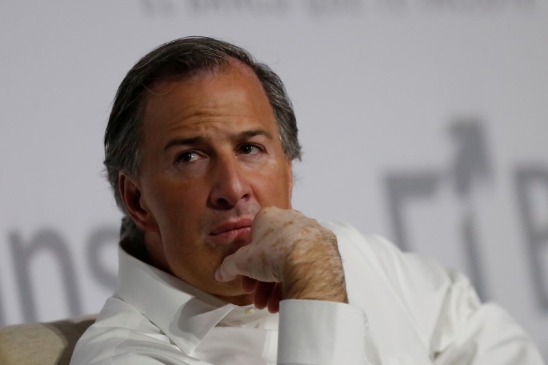 © Reuters. Mexican Finance Minister Jose Antonio Meade attends a conference marking the International Day of Family Remittances 2017 in Mexico City