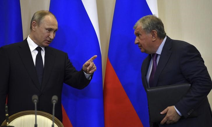 © Reuters. Russian President Putin gestures as he talks with Rosneft CEO Sechin during signing ceremony following meeting with Italian PM Gentiloni at Bocharov Ruchei state residence in Sochi