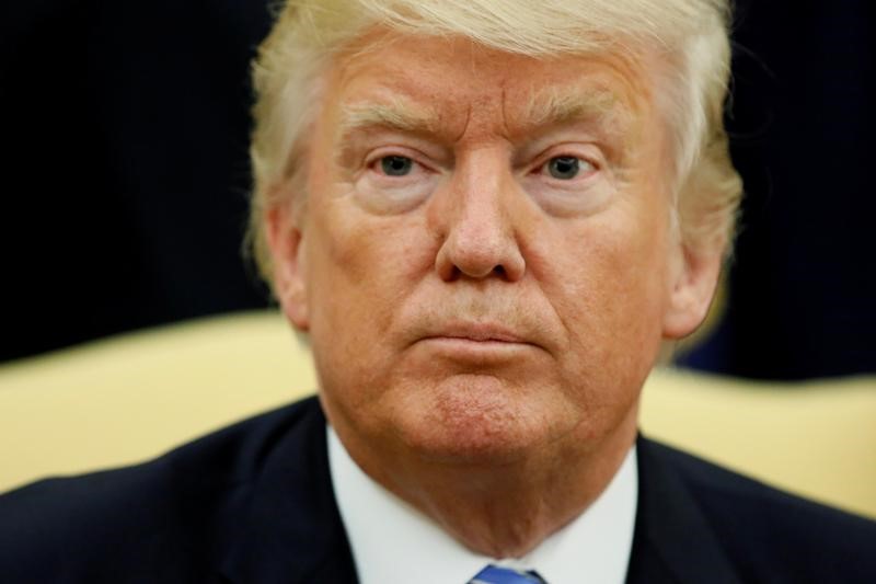 © Reuters. Trump concludes remarks to reporters during his meeting with Ukraine's Poroshenko in the Oval Office at the White House in Washington