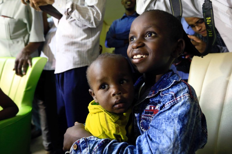 © Reuters. A boy reacts as children of Sudanese Islamic State members who operated in Libya arrive to be returned to their relatives in Khartoum