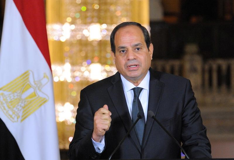 © Reuters. الرئيس المصري يقرر زيادة دعم الفرد في البطاقة التموينية إلى 50 جنيها