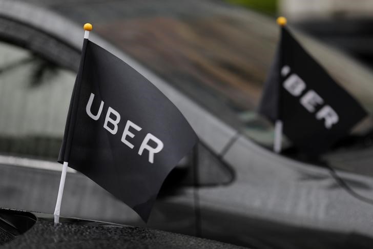 © Reuters. Carros da Uber com bandeiras da marca
