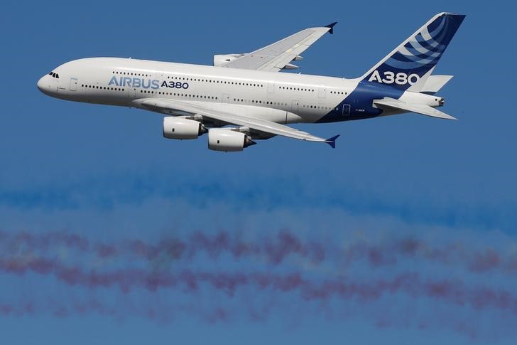 © Reuters. Modelo A380 da Airbus em exibição na Airsow em Paris