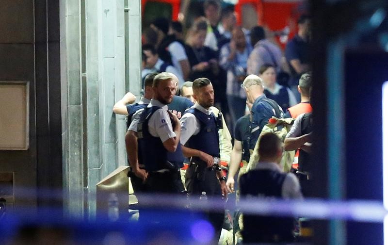 © Reuters. الشرطة: القوات البلجيكية تطلق النار على شخص عند محطة بروكسل الرئيسية بعد انفجار