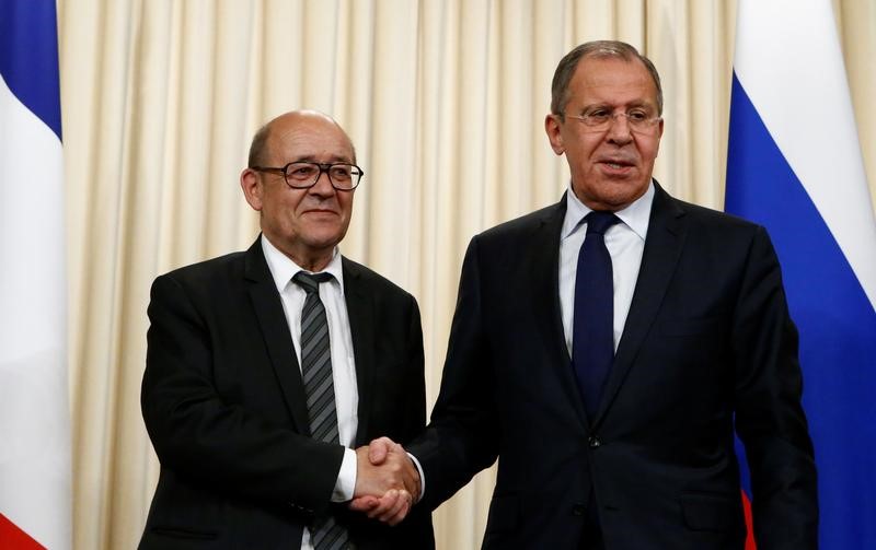© Reuters. فرنسا تسعى لتعزيز العلاقات مع روسيا وعينها على الصراع السوري