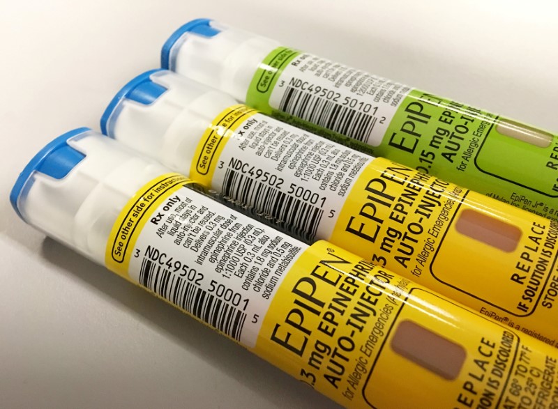 © Reuters. FILE PHOTO - EpiPen auto-injection epinephrine pens manufactured by Mylan NV pharmaceutical company