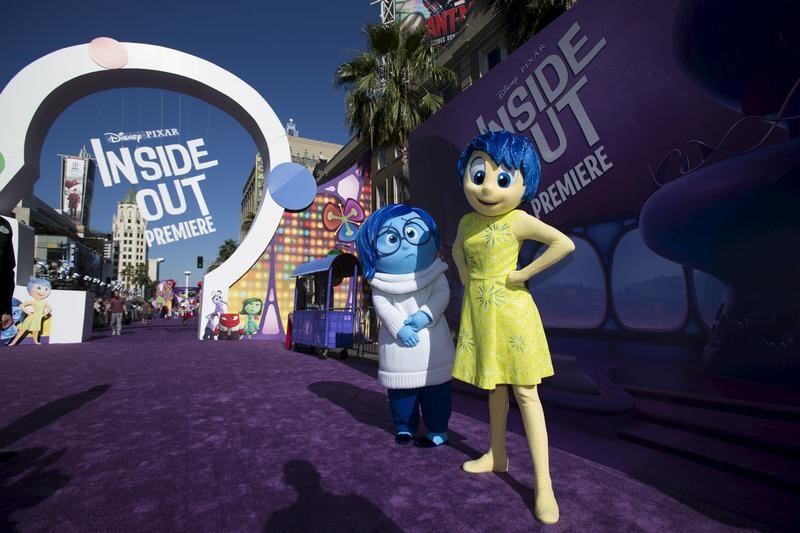 © Reuters. Dos de los personajes del filme de animación "Inside Out" posan durante el estreno de la película en el cine El Capitan en Hollywood