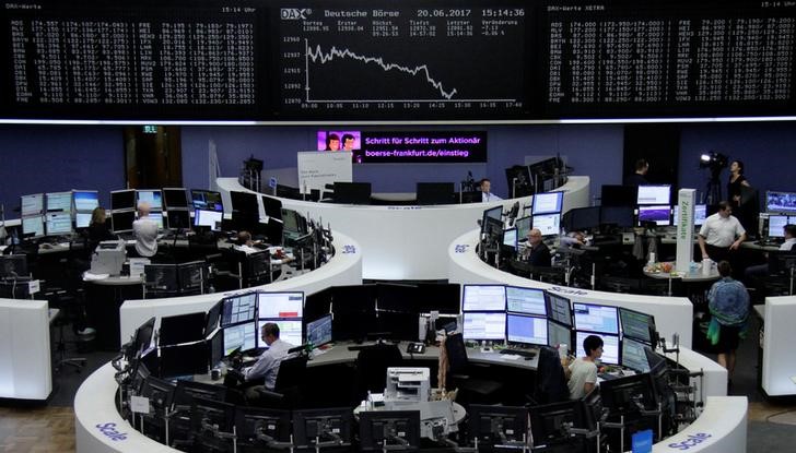 © Reuters. Las bolsas europeas caen de nuevo, Provident Financial se hunde