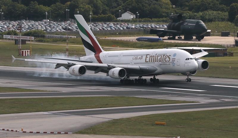 © Reuters. EMIRATES INTÉRESSÉ PAR UNE MODERNISATION DE SES A380