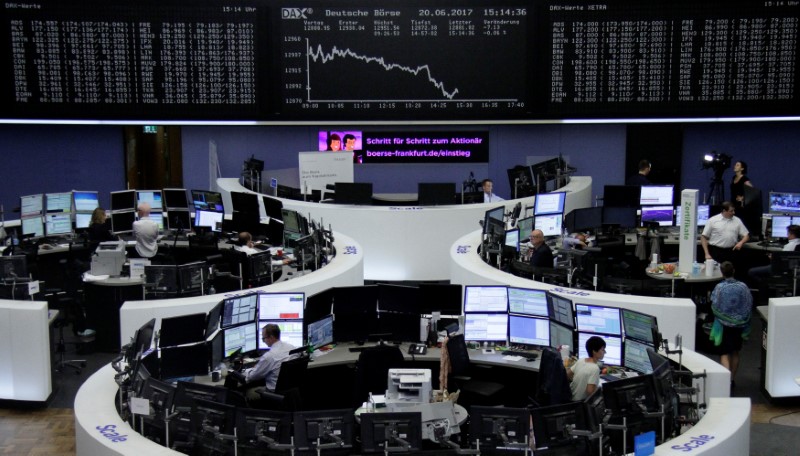 © Reuters. Traders work in front of the German share price index, DAX board, at the stock exchange in Frankfurt