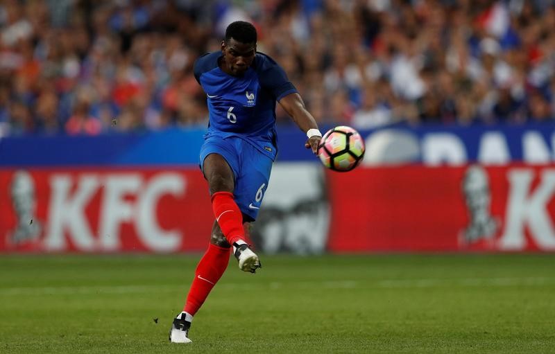 © Reuters. Il calciatore Paul Pogba con la maglia della Nazionale francese