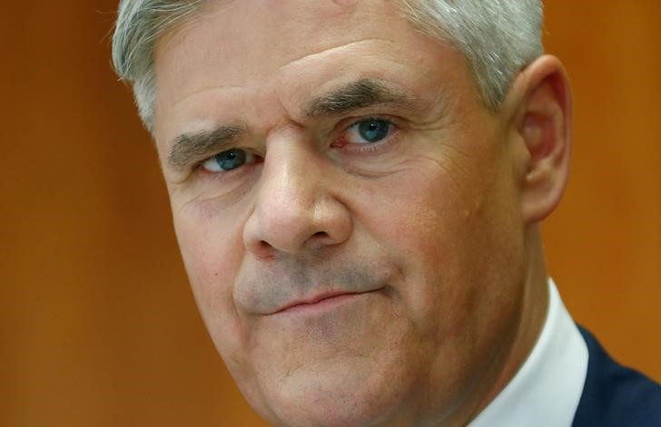 © Reuters. Dombret member of the board of the Deutsche Bundesbank speaks during news conference in Frankfurt